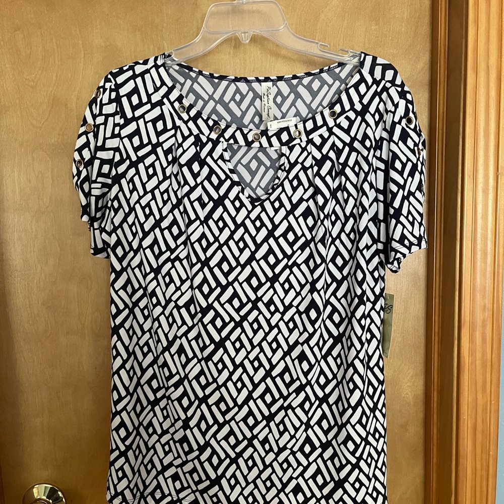 Ladies Black n White Top. NWT!